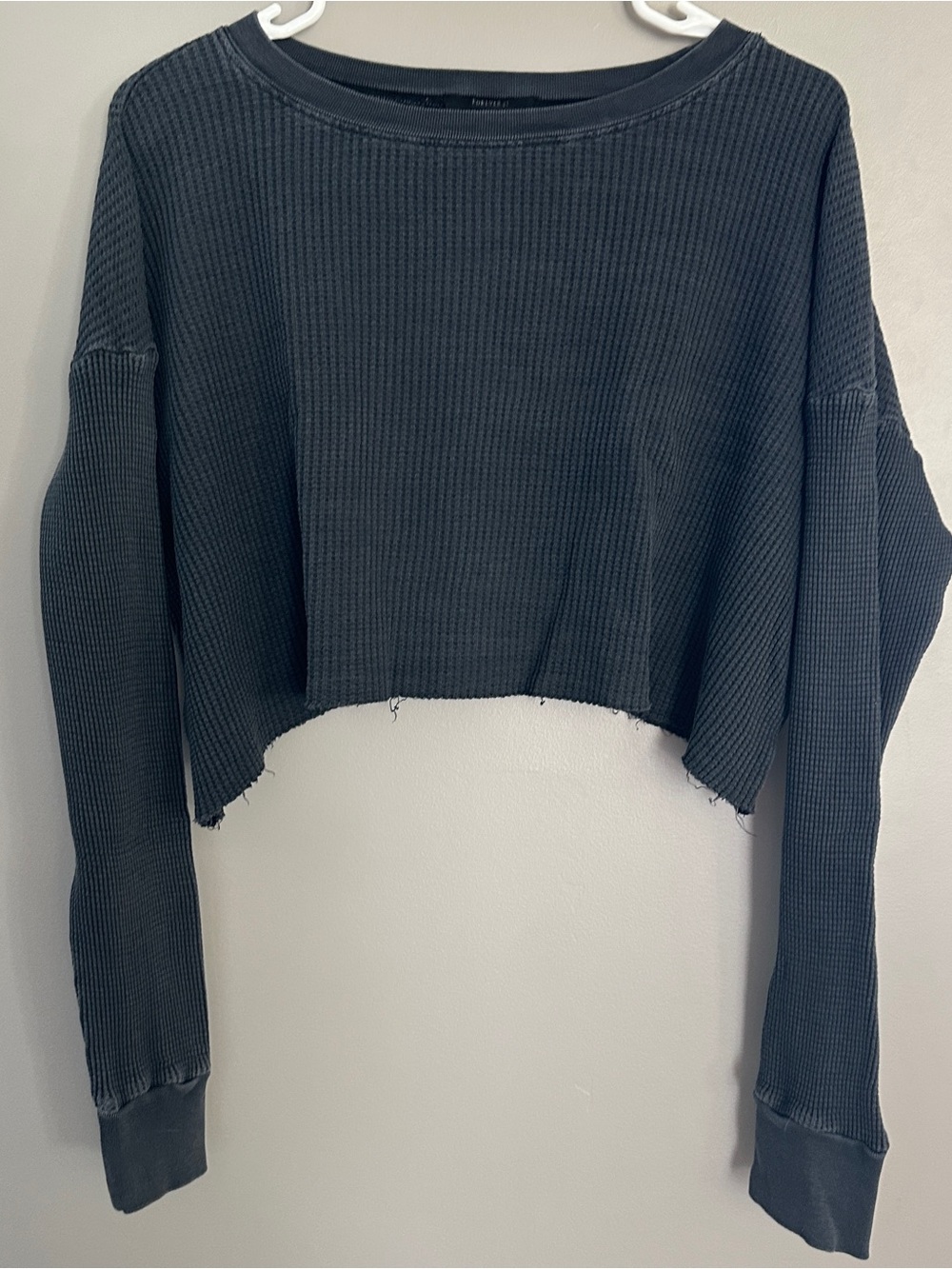 Forever 21 women’s dark gray waffle knit cropped long sleeve round neck top M